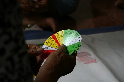 Quý bà “giải trí” bằng tứ sắc - ảnh 1