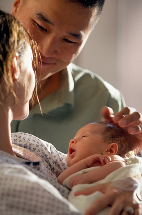 Chồng được nghỉ chế độ thai sản 5 ngày khi vợ sinh con - ảnh 1