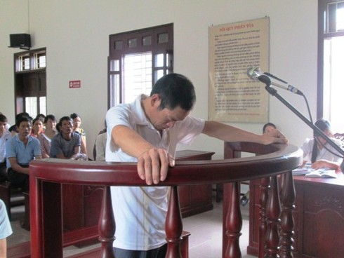 Dụ bé gái trên đồi táo để