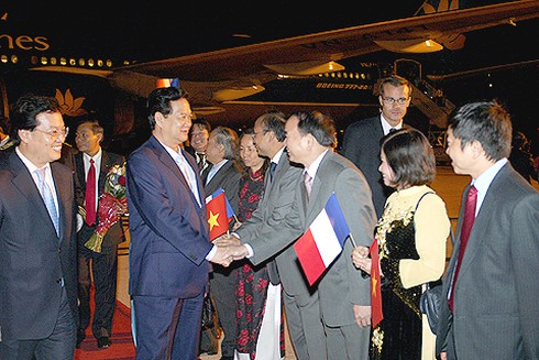 Thủ tướng Nguyễn Tấn Dũng tới Paris - ảnh 2