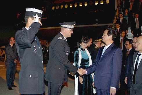 Thủ tướng Nguyễn Tấn Dũng tới Paris - ảnh 3