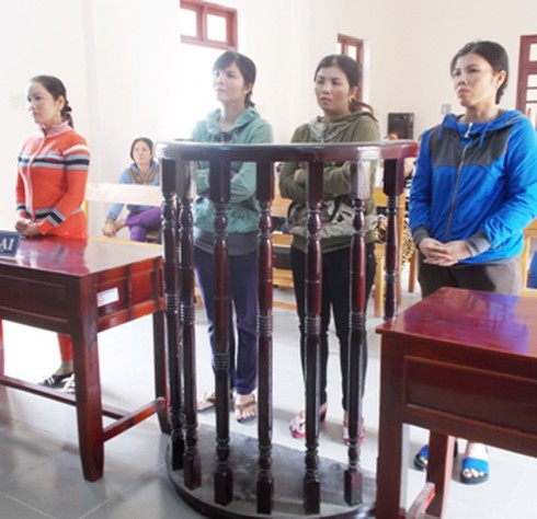 3 chị em gái ra tòa vì tham gia đánh hội đồng - ảnh 1