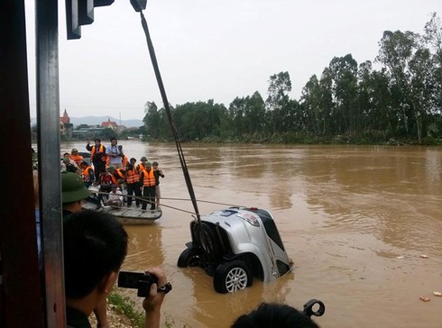 Trục vớt thi thể Phó GĐ Sở Công thương Nghệ An bị lũ cuốn - ảnh 2