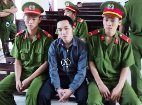 Vẻ mặt bình thản của bị cáo Trường (x) trước tòa