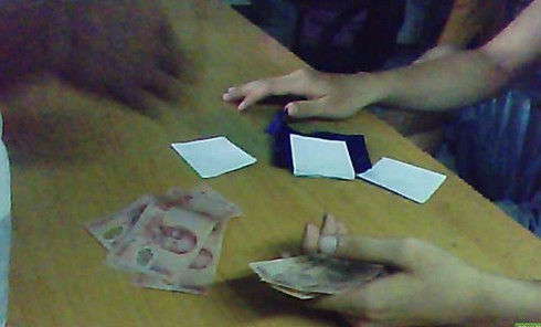 Bắt cóc chủ quán cà phê vì nợ tiền cá độ bóng đá - ảnh 1