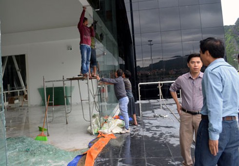Gió bão đã làm vỡ một số cửa kính của công trình Bảo tàng tỉnh.