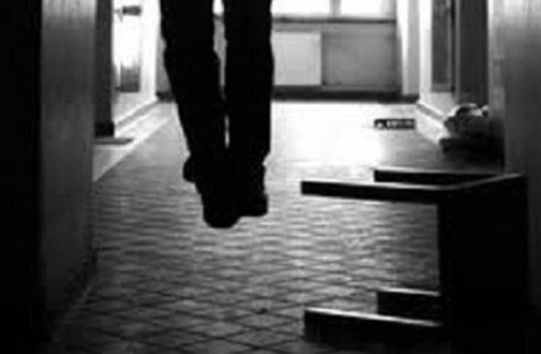 Sáng sớm hốt hoảng phát hiện chồng thắt cổ tự vẫn - ảnh 1