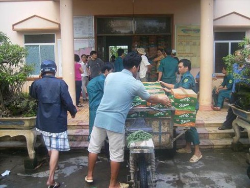 Bình Định: Cứu trợ khẩn cấp mì tôm, nước uống cho người dân vùng lũ - ảnh 1