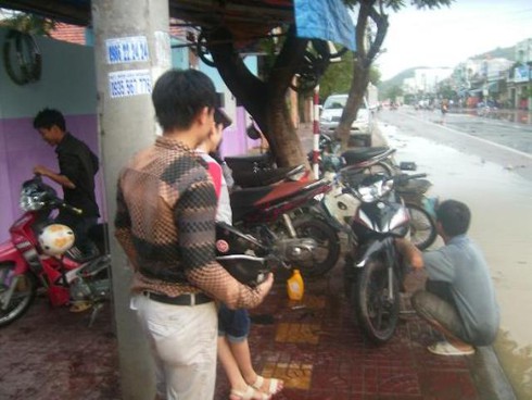 Bình Định: Cứu trợ khẩn cấp mì tôm, nước uống cho người dân vùng lũ - ảnh 3