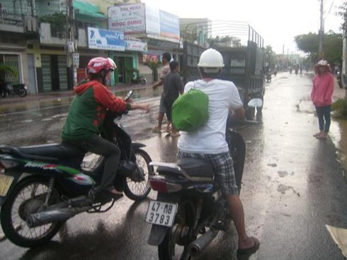 Bình Định: Cứu trợ khẩn cấp mì tôm, nước uống cho người dân vùng lũ - ảnh 4