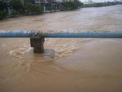 Bình Định: Cứu trợ khẩn cấp mì tôm, nước uống cho người dân vùng lũ - ảnh 6
