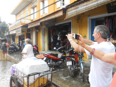 Hình ảnh lũ lụt mới nhất tại phố cổ Hội An - ảnh 10