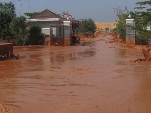 Vỡ hồ chứa bùn titan, 3 phụ nữ suýt chết - ảnh 1