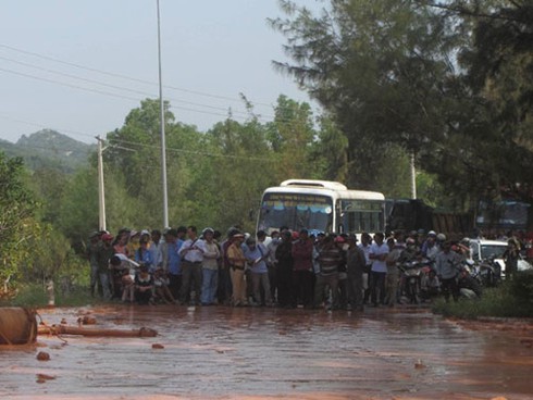 Vỡ hồ chứa bùn titan, 3 phụ nữ suýt chết - ảnh 3