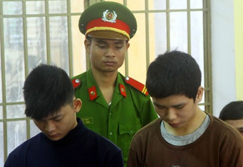 2 thanh niên đi tù vì