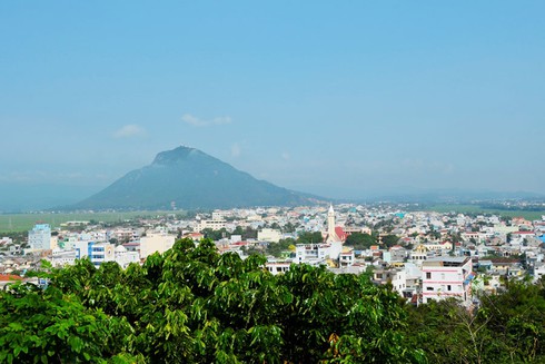 Núi Chóp Chài nhìn từ xa . Ảnh: K.N.B