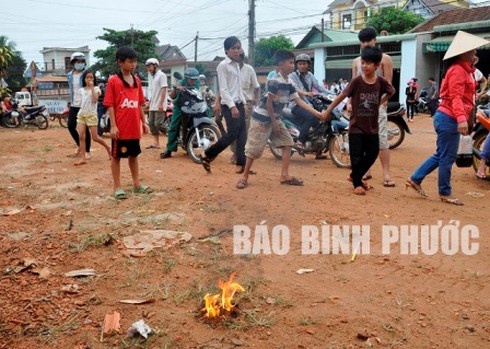 Chuyện lạ: Đổ xô múc xăng dưới giếng về dùng - ảnh 4