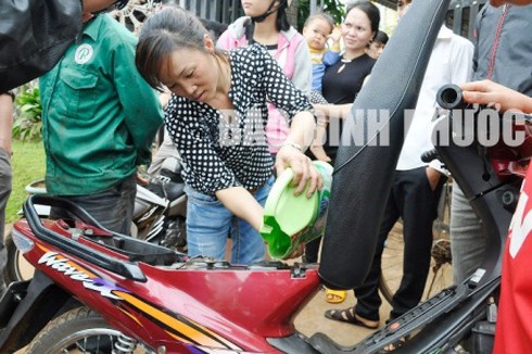 Chuyện lạ: Đổ xô múc xăng dưới giếng về dùng - ảnh 3