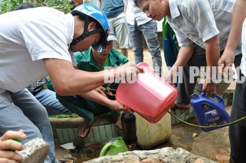 Chuyện lạ: Đổ xô múc xăng dưới giếng về dùng - ảnh 2