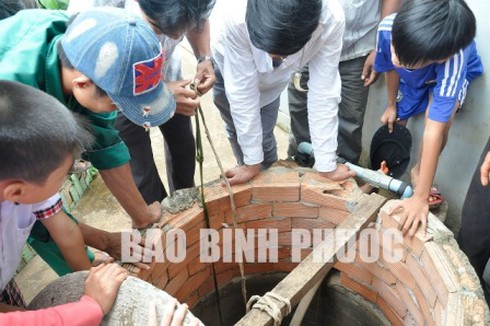 Chuyện lạ: Đổ xô múc xăng dưới giếng về dùng - ảnh 1