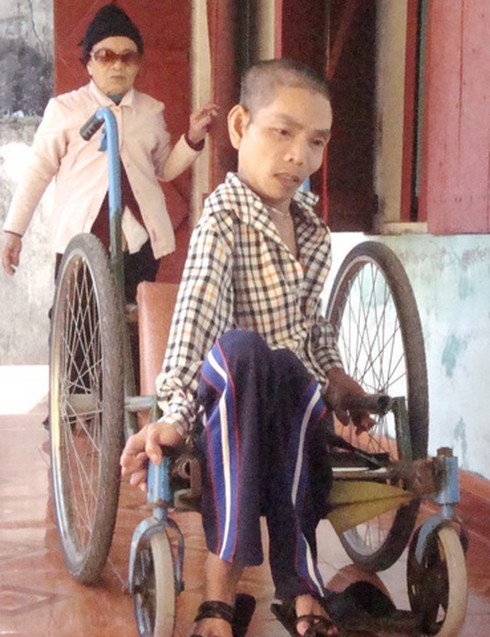 Hi hữu, người đàn ông liệt gần 40 năm bỗng ngồi dậy được - ảnh 1