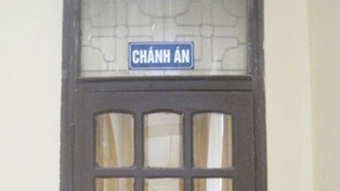 Làm nhục Chánh án tại phòng làm việc - ảnh 1