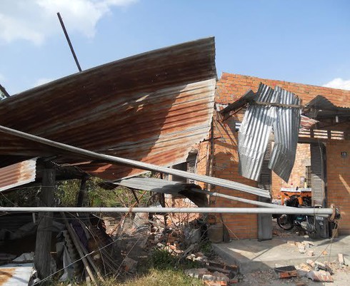 Lốc xoáy cuốn bay mái nhà giữa trưa - ảnh 1