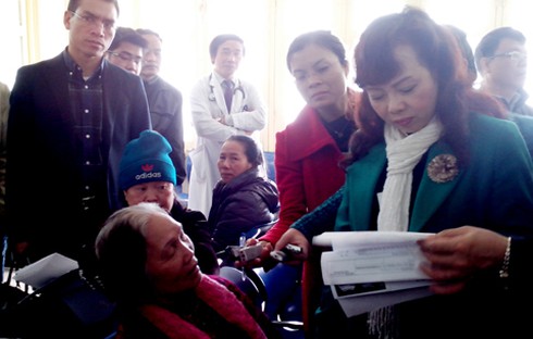 Bộ trưởng Tiến nghe bệnh nhân già