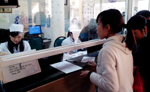 Bộ trưởng Tiến nghe bệnh nhân già