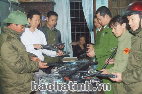 Bắt quả tang đối tượng buôn đồ chơi nguy hiểm - ảnh 1