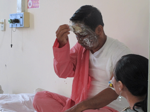 Tạt nước sôi vào 4 bạn ghe mùng 2 Tết - ảnh 1