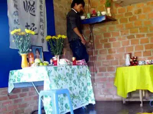 Lợi dụng tang gia, ăn cắp cả thùng tiền điếu - ảnh 1