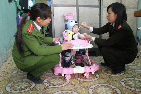 Hi hữu cháu bé 1 tuổi bị bỏ rơi tại phiên tòa - ảnh 2