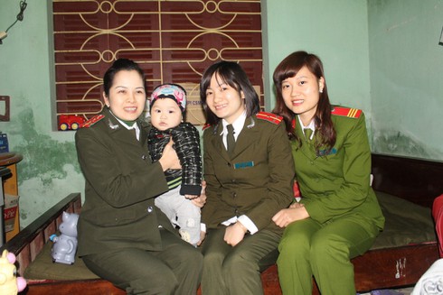 Hi hữu cháu bé 1 tuổi bị bỏ rơi tại phiên tòa - ảnh 1