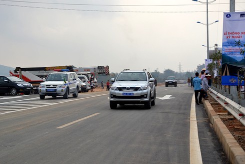 Thông xe đoạn tuyến cuối cao tốc Nội Bài - Lào Cai - ảnh 2
