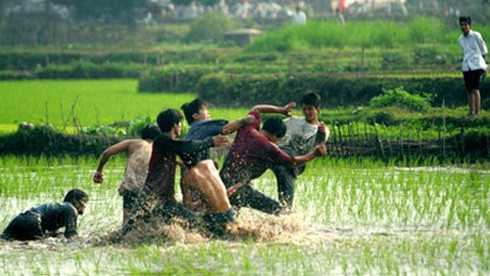 6 đánh 1, nam thanh niên trọng thương nhập viện - ảnh 1