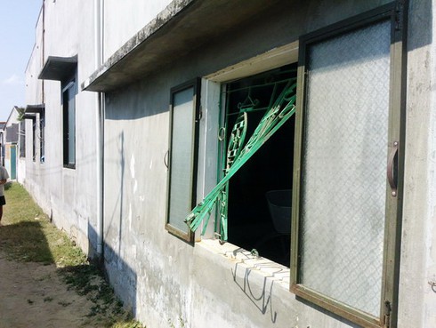 Táo tợn trộm lấy chìa khóa mở tủ khi chủ ngủ, bật điện - ảnh 1