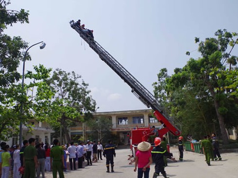 Giải cứu bệnh nhân tâm thần trèo lên trụ đèn cao 25m - ảnh 1