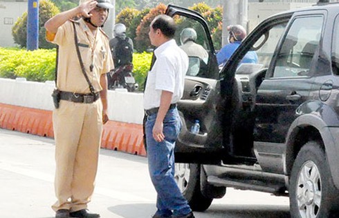 Cấm CSGT ào ra đột ngột dừng xe - ảnh 1