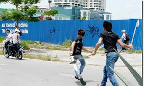 Bị trách phóng xe lạng lách, học sinh lớp 9 giết người - ảnh 1