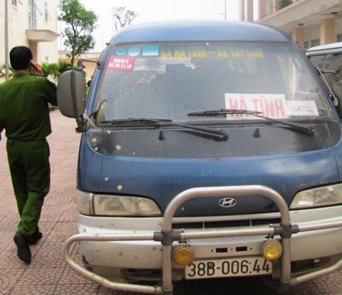 Nhóm côn đồ chặn xe khách, đánh tài xế để “dằn mặt” - ảnh 1