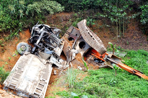 Quảng Ninh: Xe tải lao xuống vực, 2 người chết, 2 người bị thương - ảnh 1
