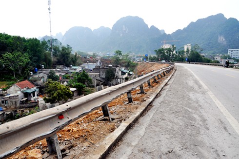 Quảng Ninh: Xe tải lao xuống vực, 2 người chết, 2 người bị thương - ảnh 2