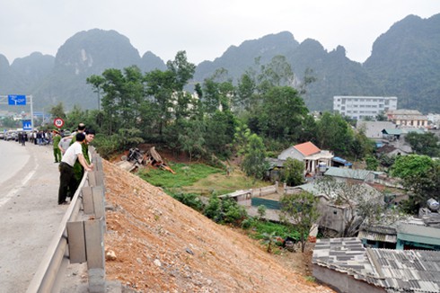 Quảng Ninh: Xe tải lao xuống vực, 2 người chết, 2 người bị thương - ảnh 4