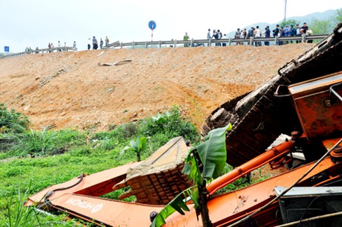 Quảng Ninh: Xe tải lao xuống vực, 2 người chết, 2 người bị thương - ảnh 5