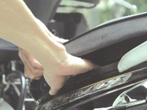 Cạy cốp xe ngay tại cơ quan công an - ảnh 1