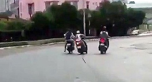 Táo tợn đạp ngã phụ nữ đang lái xe để cướp mô tô - ảnh 1