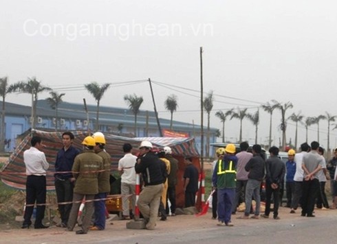 Đi bộ trên lề đường... bị ô tô đâm chết - ảnh 1