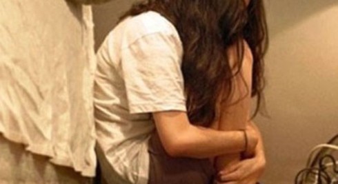 Chập tối, dụ bé gái cho thức ăn rồi làm trò đồi bại - ảnh 1