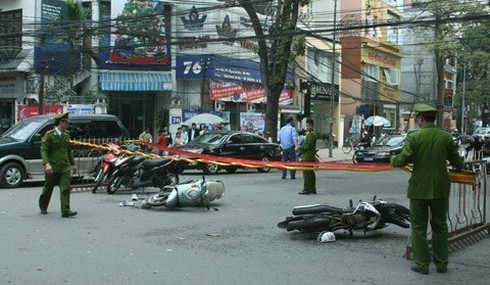 2 tên cướp giật bỏ của chạy lấy người - ảnh 1